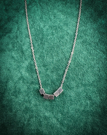 Ατσάλινo Ασημί Κολιέ με Πέντε Κυβάκια - 45εκ