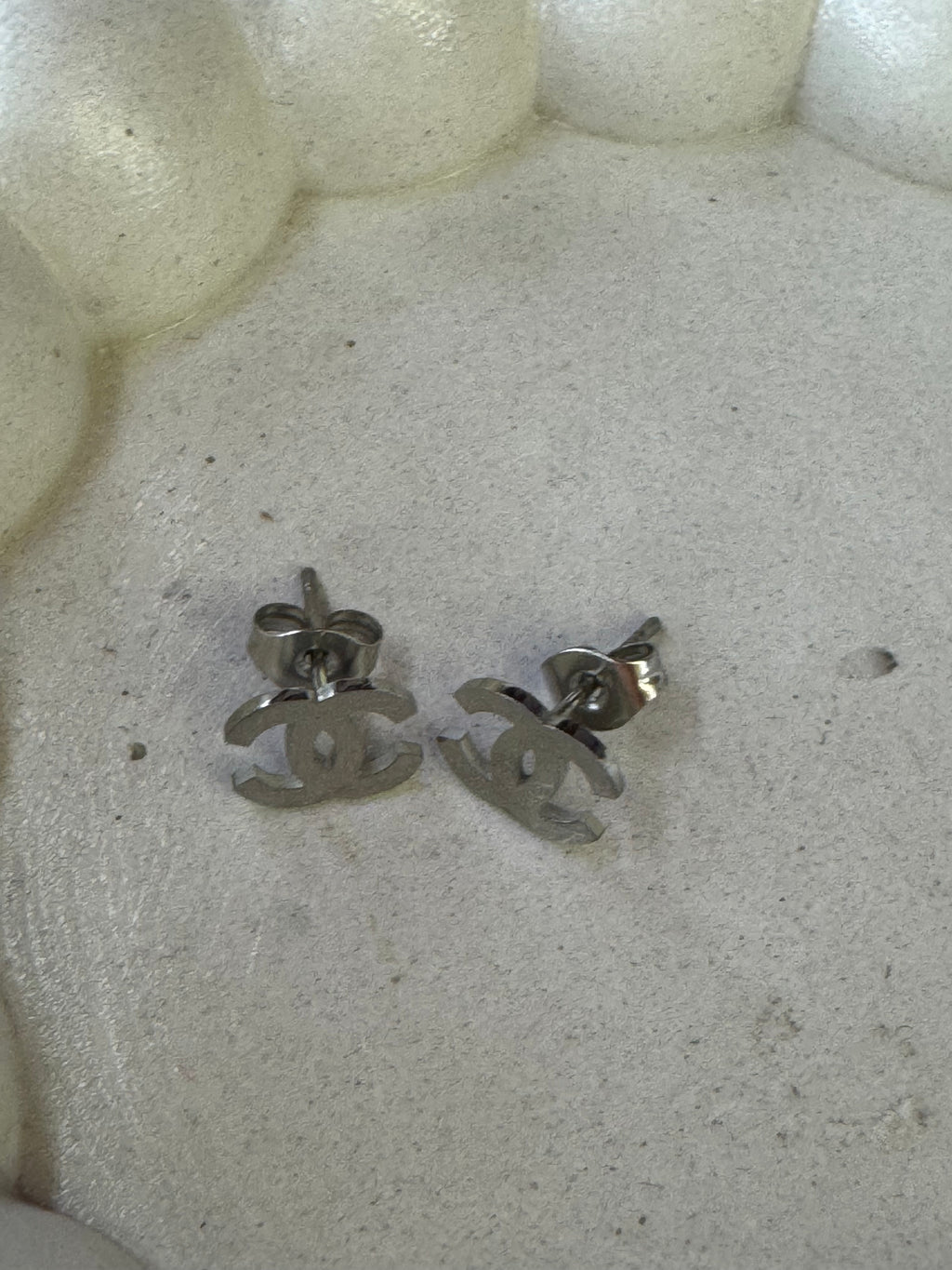 Aτσάλινα σκουλαρίκια καρφωτά CC 0,7*1εκ