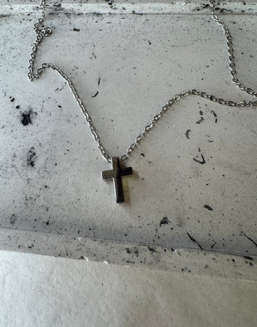 Ατσάλινο κολιέ με διακριτικό σταυρό