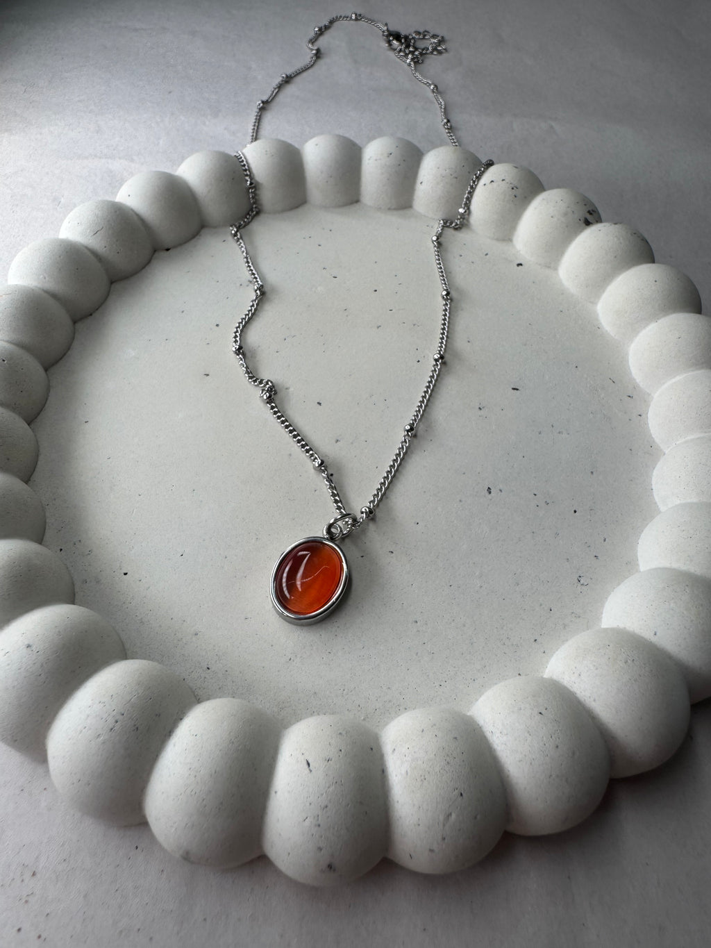 Ατσάλινο κολιέ ασημί με κοραλί πέτρα