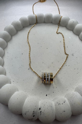 Ατσάλινo κολιέ χρυσό με κρύσταλλα τύπου Cartier διακριτικό
