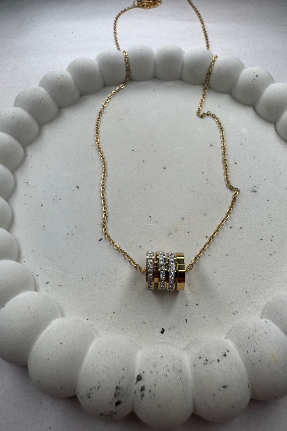 Ατσάλινo κολιέ χρυσό με κρύσταλλα τύπου Cartier διακριτικό
