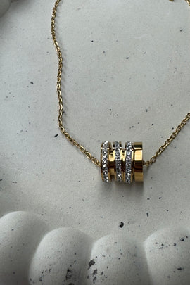 Ατσάλινo κολιέ χρυσό με κρύσταλλα τύπου Cartier διακριτικό