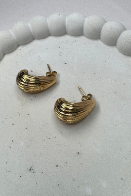 Ατσάλινα σκουλαρίκια καρφωτά χρυσές σταγόνες με γραμμές