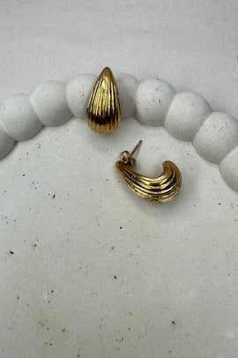 Ατσάλινα σκουλαρίκια καρφωτά χρυσές σταγόνες με γραμμές