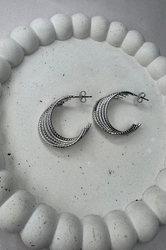 Ατσάλινα σκουλαρίκια πενταπλοί κρίκοι καρφωτά ασημί