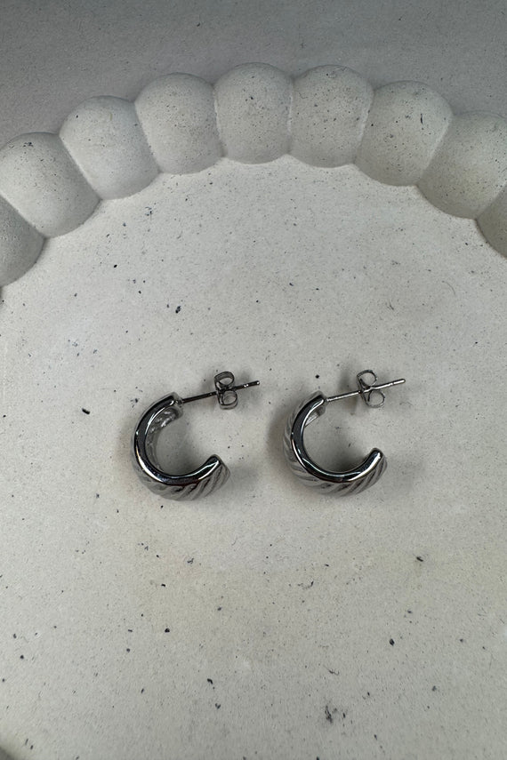 Ατσάλινα σκουλαρίκια καρφωτά ασημί Elsa