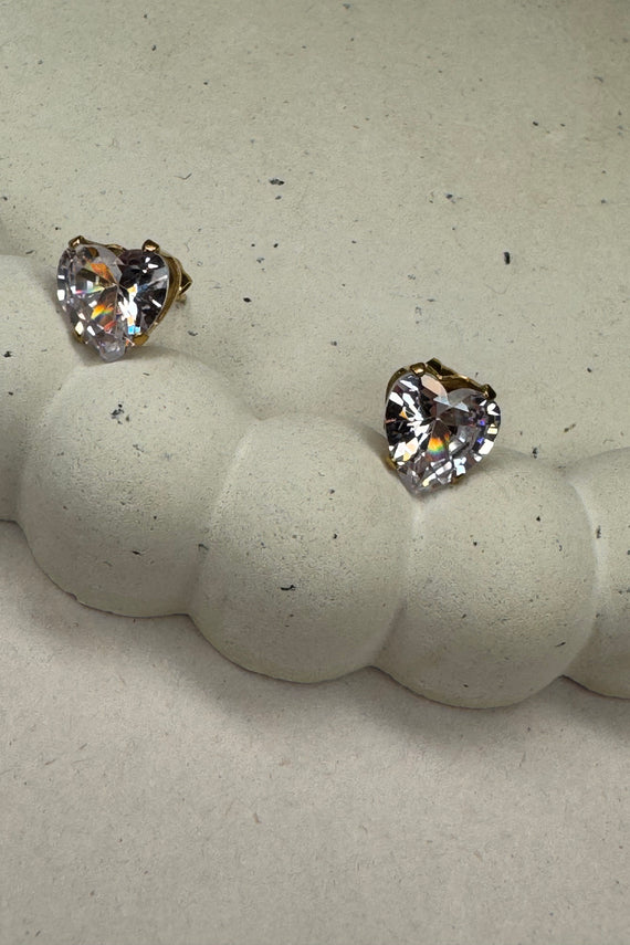 Ατσάλινα σκουλαρίκια καρφωτά χρυσά με κρύσταλλα καρδιές