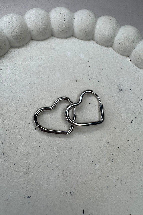 Ατσάλινα σκουλαρίκια κρίκοι καρδιές ασημί