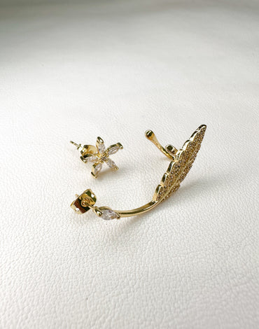 Ορειχάλκινα σκουλαρίκια με φύλλο και λουλουδάκι καρφωτό