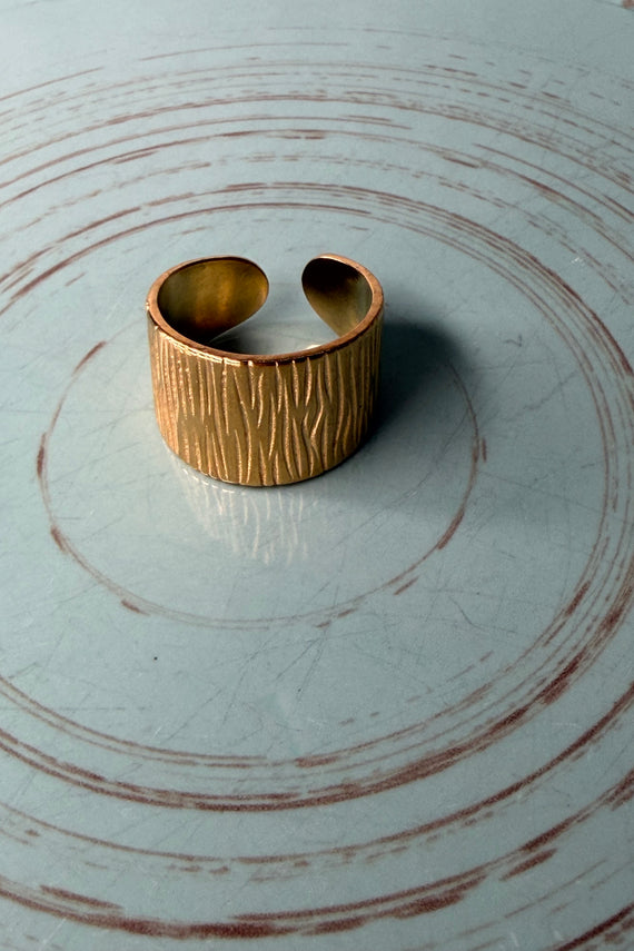 Ατσάλινο δαχτυλίδι χρυσό με γραμμές one size