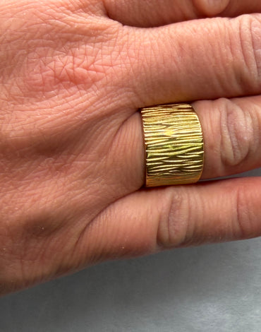 Ατσάλινο δαχτυλίδι χρυσό με γραμμές one size