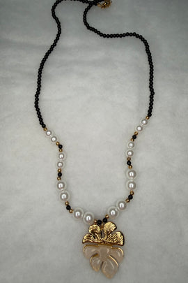 Ατσάλινο κολιέ χρυσό με μαύρες χάντρες, πέρλες και φύλλο