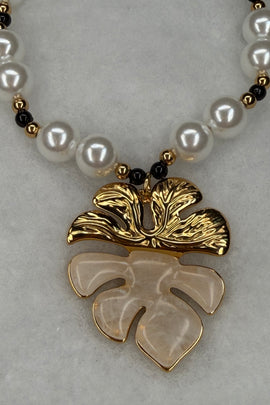 Ατσάλινο κολιέ χρυσό με μαύρες χάντρες, πέρλες και φύλλο