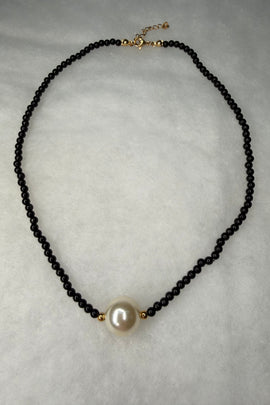 Ατσάλινο κολιέ χρυσό με μαύρες χάντρες και πέρλα