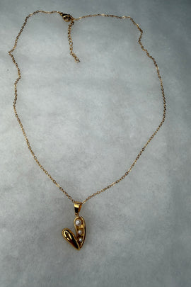 Ατσάλινο κολιέ χρυσή καρδιά με μαργαριτάρια