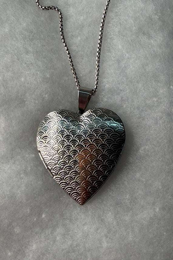 Ατσάλινο κολιέ ασημί με καρδιά που ανοίγει