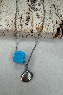 Ατσάλινο κολιέ Shell Blue Cube ασημί
