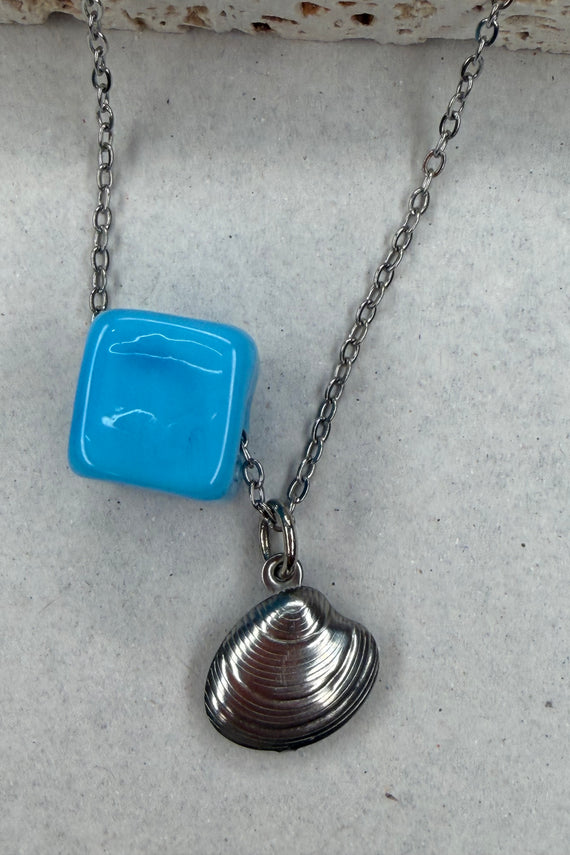 Ατσάλινο κολιέ Shell Blue Cube ασημί