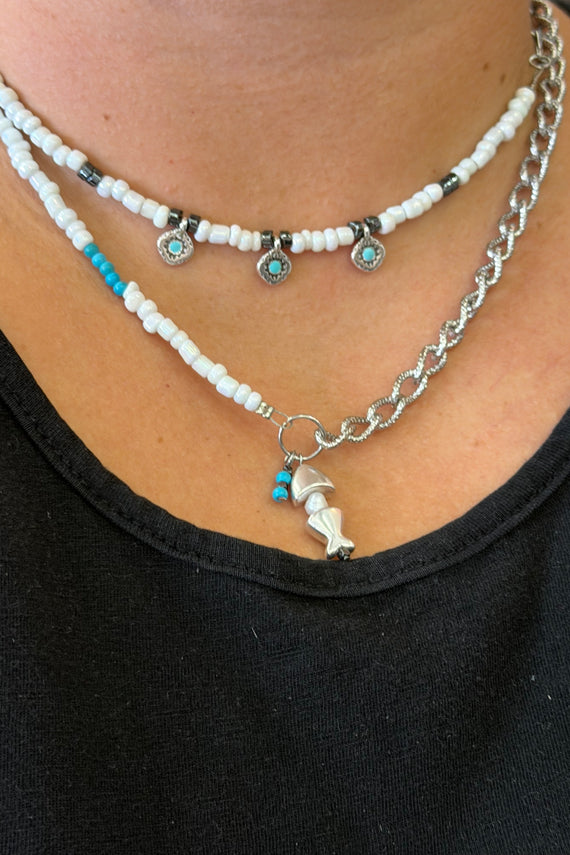 Ατσάλινο κολιέ ασημί Pearl Fish με γυάλινες χάντρες White Blue