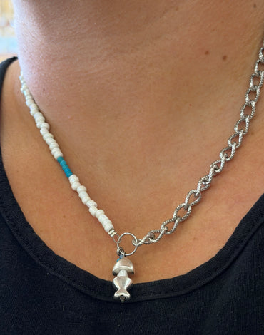 Ατσάλινο κολιέ ασημί Pearl Fish με γυάλινες χάντρες White Blue