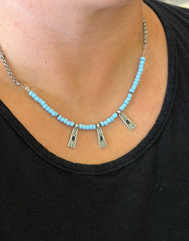 Ατσάλινο κολιέ ασημί Boho Style με γυάλινες χάντρες γαλάζιες