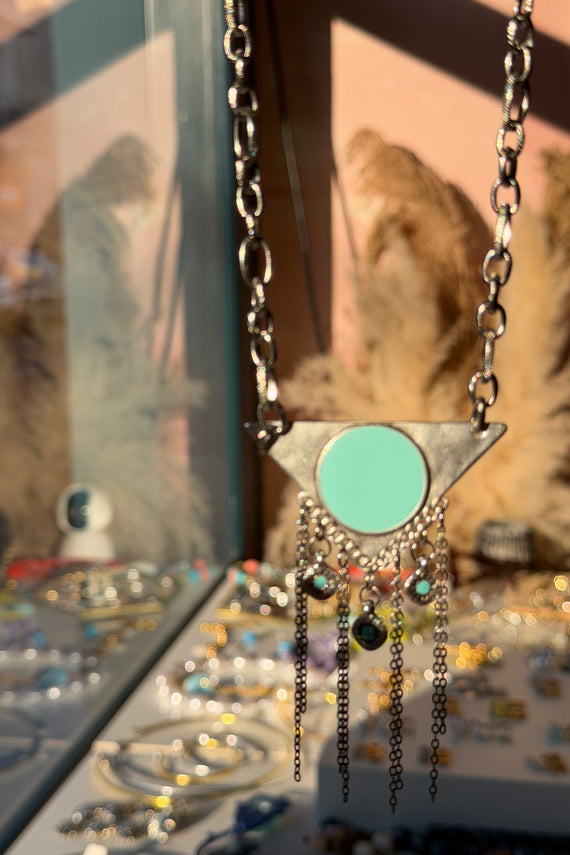 Ασημί ατσάλινο κολιέ boho με τριγωνικό στοιχείο με γαλάζιο σμάλτο και κρεμαστά