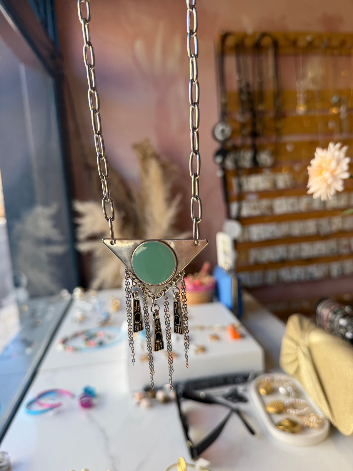 Ασημί ατσάλινο κολιέ boho με τριγωνικό στοιχείο με γαλάζιο σμάλτο και κρεμαστά