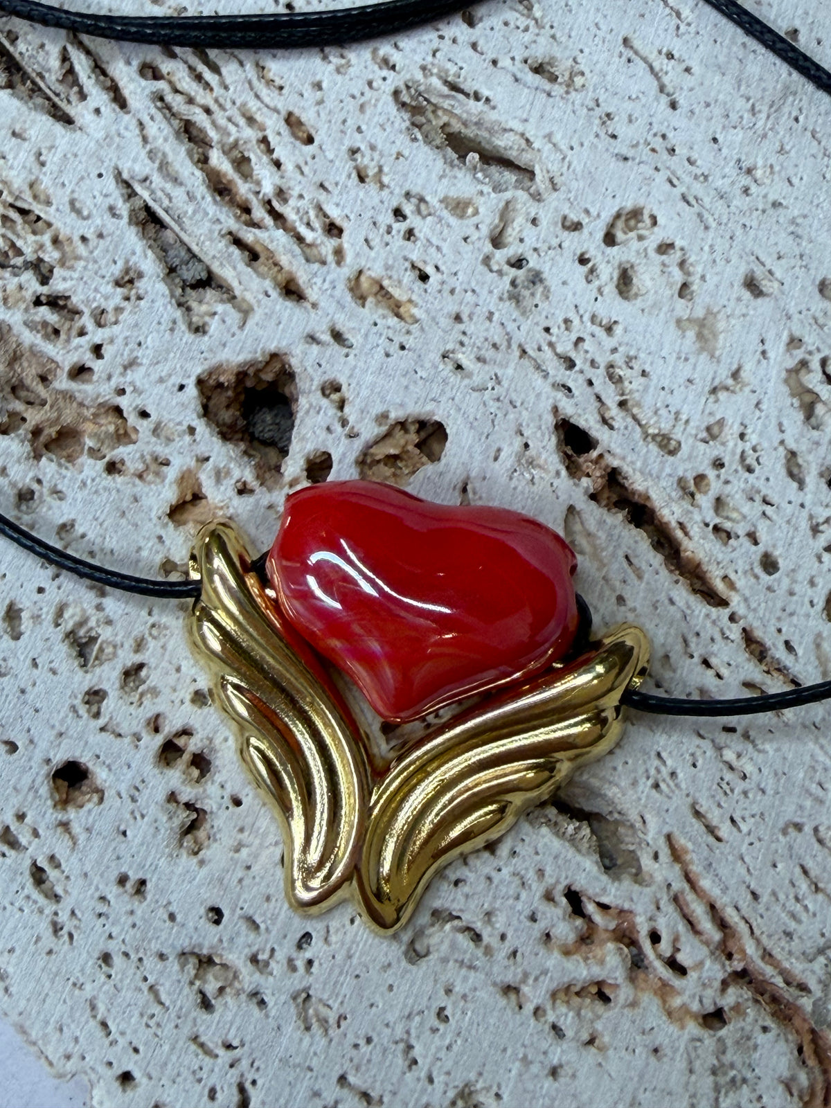 Κολιέ από κορδόνι με χρυσά φτερά αγγέλου και κόκκινη καρδιά