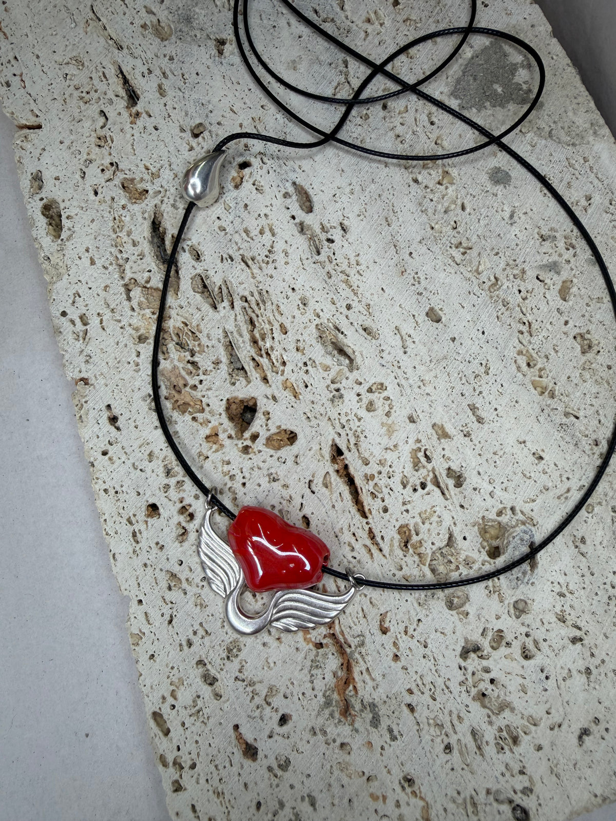 Κολιέ από κορδόνι με ασημί φτερά αγγέλου και κόκκινη καρδιά