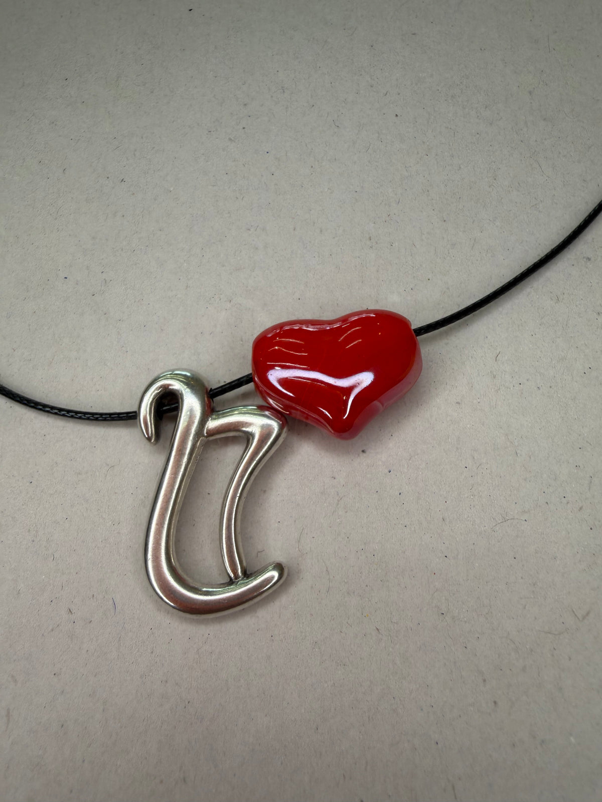 Κολιέ με κορδόνι ασημί Lucky charm 27 με κόκκινη κεραμική καρδιά