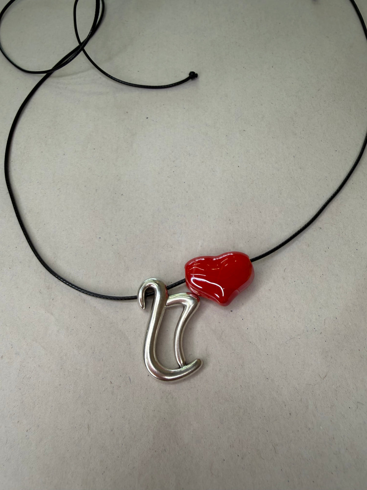 Κολιέ με κορδόνι ασημί Lucky charm 27 με κόκκινη κεραμική καρδιά