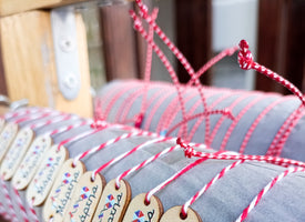 Μαρτάκια με ξύλινο μοτιφ Μάρτης με χαρταετό